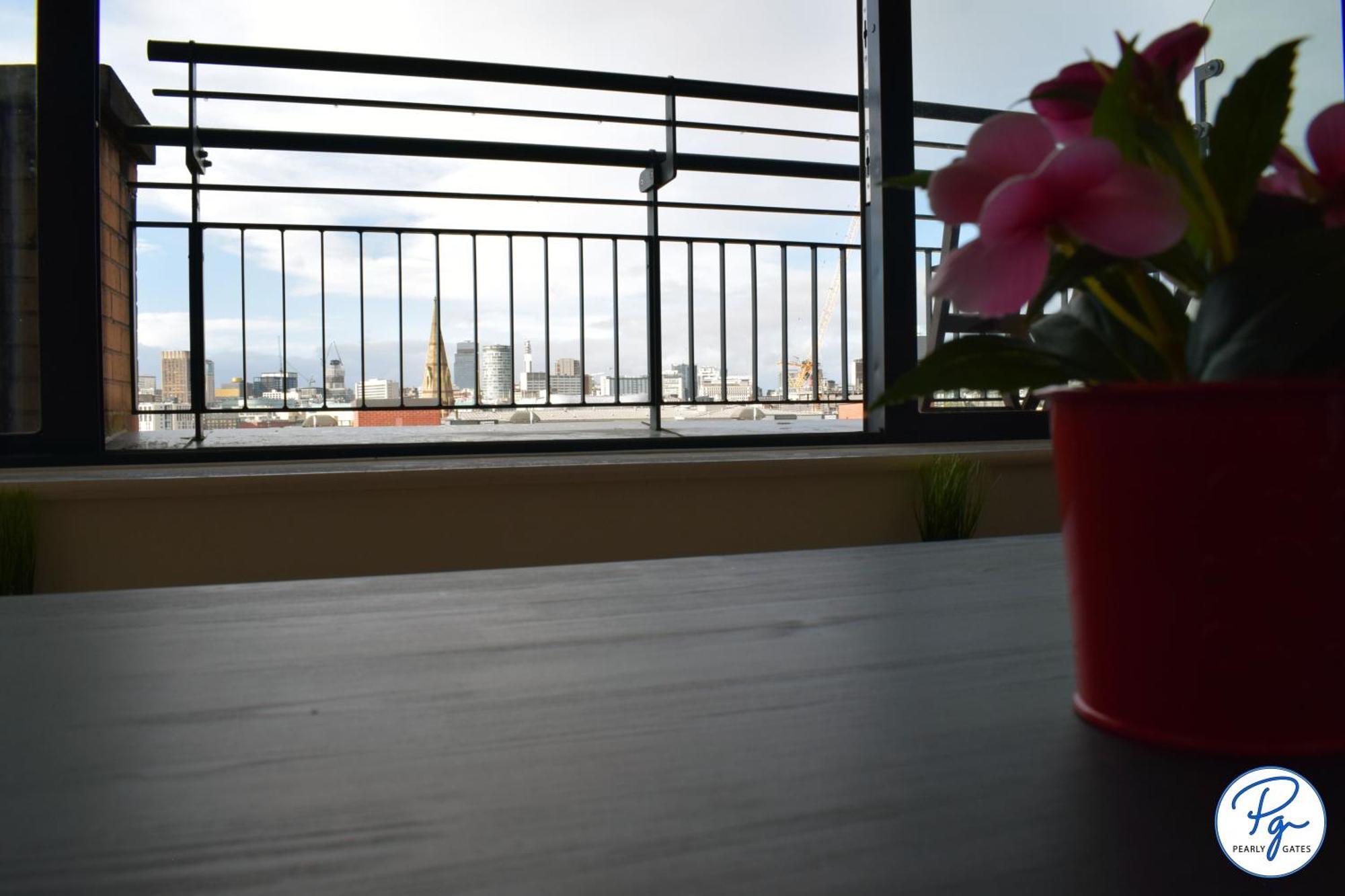 Penthouse - Amazing City Skyline Views - Balcony - Free Extra 2 Hours - Free Parking - Utilita Arena - Bullring Shopping - New St Station- Super King Size Bed Birmingham Kültér fotó